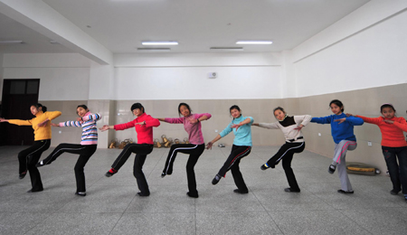 Deaf-mute students practice dancing during a dance class at a special education school in Yichang City, Central China&apos;s Hubei province, November 19, 2009.[Xinhua]