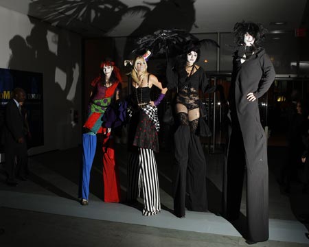 Performers dressed in costumes await celebrities to arrive for a Museum of Modern Art tribute to director Tim Burton in New York November 17, 2009.[Xinhua/Reuters]