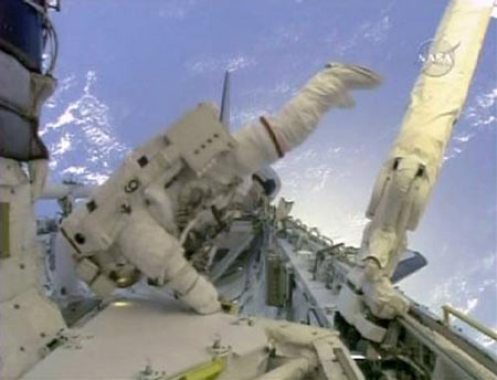 Astronaut Mike Foreman works in the Atlantis' payload bay at the beginning of his spacewalk in this image from NASA TV November 19, 2009. [Xinhua/Reuters]