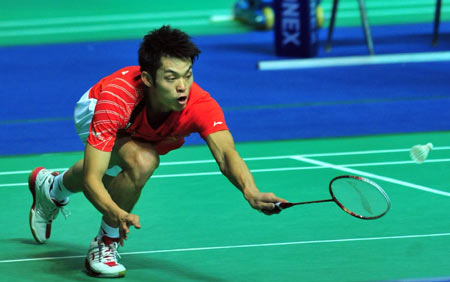 China&apos;s Lin Dan saves the ball during the men&apos;s singles second round match against his teammate Chen Long at the 2009 Badminton China Open Tournaments in Shanghai, east China, on Nov. 19, 2009. Lin Dan won 2-0.[Xinhua]