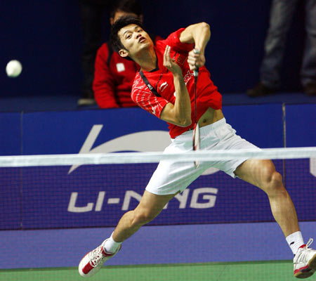 China&apos;s Lin Dan returns the shuttlecock to his teammate Chen Long during the men&apos;s singles second round match at the 2009 Badminton China Open Tournaments in Shanghai, east China, on Nov. 19, 2009. Lin Dan won 2-0. [Xinhua]