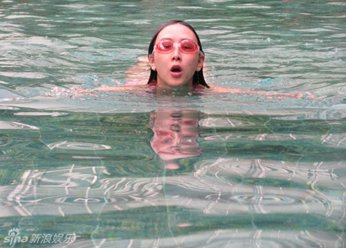 Chinese actress and mother-to-be Hu Jing recently releases a group of photo of herself doing yoga in a swimming pool. [CRI]