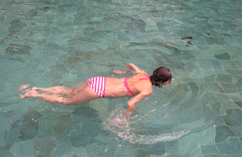 Chinese actress and mother-to-be Hu Jing recently releases a group of photo of herself doing yoga in a swimming pool. [CRI]