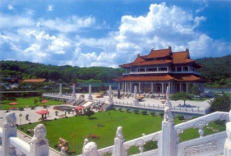 North of Anshan City's downtown area, the Jade Buddha Garden covers a total area of 40,000 square meters. Surrounded by the mountains and water as its backdrop, the Jade Buddha Garden faces the big laughing Buddha statue. The garden features a variety of scenic areas, such as Jade Buddha Attic, Yudai Bridge, Three-hole Mountain Gate, Lotus Pond, Huaguo Island. All these spots are next to each other and together they make the perfect whole. 