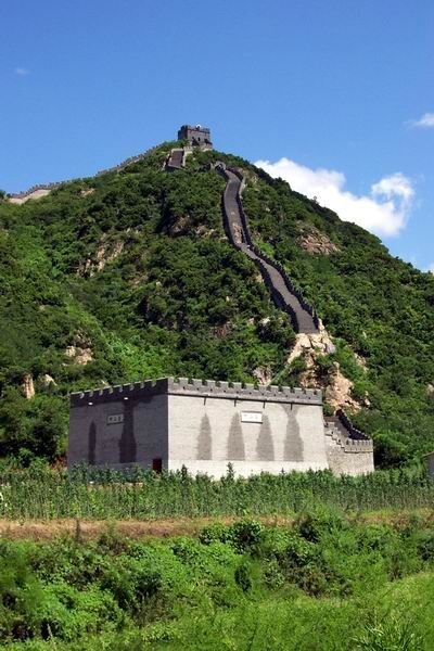 Dandong Hushan Great Wall was built during the Ming Dynasty and is located in Kuandian Manchu Autonomous county, about 40 kilometers from Dandong City, with the Yalu River to the south and the Yuan River to the west.