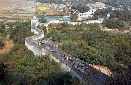 Dandong Hushan Great Wall was built during the Ming Dynasty and is located in Kuandian Manchu Autonomous county, about 40 kilometers from Dandong City, with the Yalu River to the south and the Yuan River to the west. 