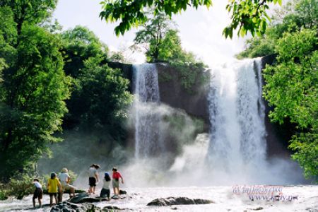 Qingshan Valley is located in the mountainous area north of Kuandian Manchu Autonomous County. There are three scenic areas, namely Qingshan Lake, Feipu Gully and Hutang Valley, with a total of 126 scenic spots and 36 waterfalls. Among them, Qingshan Lake scenic area possesses a vast water area, the length amounting to hundred miles. Flying Waterfall Gully is the most characteristic scenic spot of Qingshan Valley scenic area. Its waterfall flows from the 32-meter high canyon, providing a magnificent sight. 