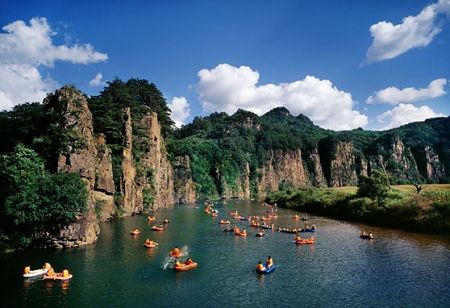 Wu Nv Shan which means 'the mountain of five women' is a mountain of historical and cultural significance located in Liujiagou Village northeast of Huanren county. Apart from the other 60 natural tourist spots, Wu Nv Shan has all the elements of a defensive city wall - temple, palace, barn, barracks, water source, and a city wall of more than 200 meters above sea level. 