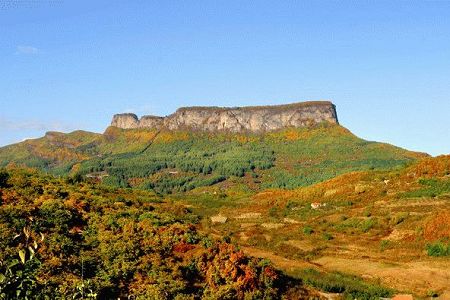 Wu Nv Shan which means 'the mountain of five women' is a mountain of historical and cultural significance located in Liujiagou Village northeast of Huanren county. Apart from the other 60 natural tourist spots, Wu Nv Shan has all the elements of a defensive city wall - temple, palace, barn, barracks, water source, and a city wall of more than 200 meters above sea level. 