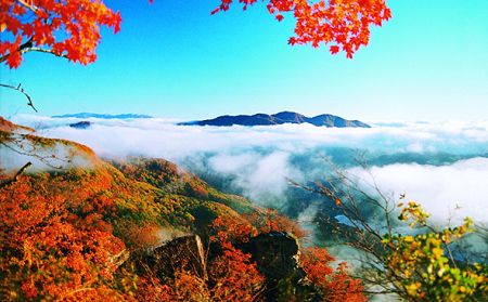 Wu Nv Shan which means 'the mountain of five women' is a mountain of historical and cultural significance located in Liujiagou Village northeast of Huanren county. Apart from the other 60 natural tourist spots, Wu Nv Shan has all the elements of a defensive city wall - temple, palace, barn, barracks, water source, and a city wall of more than 200 meters above sea level. 
