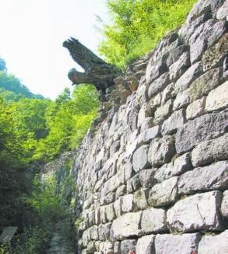 Wu Nv Shan which means 'the mountain of five women' is a mountain of historical and cultural significance located in Liujiagou Village northeast of Huanren county. Apart from the other 60 natural tourist spots, Wu Nv Shan has all the elements of a defensive city wall - temple, palace, barn, barracks, water source, and a city wall of more than 200 meters above sea level.