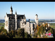 Neuschwanstein Castle, royal palace in the Bavarian Alps of Germany, the most famous of three royal palaces built for Louis II of Bavaria, sometimes referred to as Mad King Ludwig, who grew up nearby at Hohenschwangau Castle.The palace comprises a gatehouse, a Tower, the Knight's House with a square tower, and a Palas, or citadel, with two towers to the Western end. [Photo by Zhao Na]