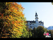 Neuschwanstein Castle, royal palace in the Bavarian Alps of Germany, the most famous of three royal palaces built for Louis II of Bavaria, sometimes referred to as Mad King Ludwig, who grew up nearby at Hohenschwangau Castle.The palace comprises a gatehouse, a Tower, the Knight's House with a square tower, and a Palas, or citadel, with two towers to the Western end. [Photo by Zhao Na]