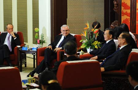 Chinese Premier Wen Jiabao (2nd R) meets with European Union participants of the China-EU strategic partnership seminar in Beijing, capital of China, Nov. 20, 2009. [Xinhua]