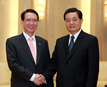 Chinese President Hu Jintao (R) meets with Kim Hyong-o, speaker of South Korea's National Assembly, in Beijing, capital of China, Nov. 20, 2009. [Ju Peng/Xinhua]