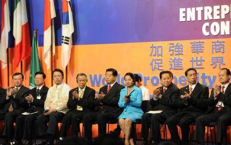 Jia Qinglin (C), chairman of the National Committee of the Chinese People's Political Consultative Conference, attends the opening ceremony of the 10th World Chinese Entrepreneurs Convention (WCEC) in Manila, capital of the Philippines, on Nov. 20, 2009. [Fan Rujun/Xinhua]