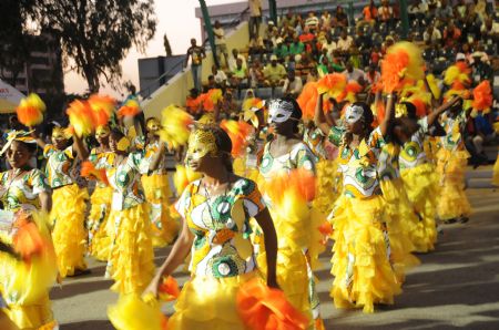 Local residents take part in the Opening Ceremony of the 2009 Abuja Carnival Festival held in Abuja, capital of Nigeria, on Nov. 21, 2009. The 2009 Abuja Carnival is held in Abuja on Saturday. (Xinhua/News Agency of Nige)