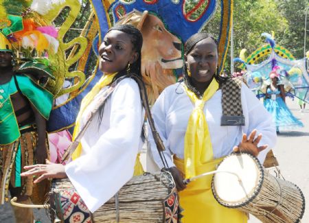 Two members of Lagos State contingent take part in the Opening Ceremony of the 2009 Abuja Carnival Festival in Abuja, capital of Negeria, on Nov. 21, 2009. (Xinhua/News Agency of Nigeria)