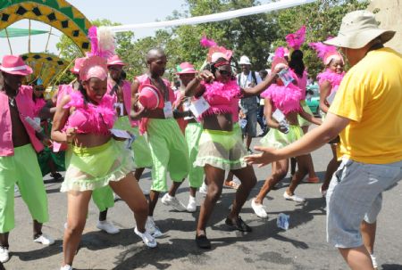 South Africa dancers from Johannesburg take part in the Opening Ceremony of the 2009 Abuja Carnival Festival held in Abuja, capital of Nigeria, on Nov. 21, 2009. (Xinhua/News Agency of Nigeria)