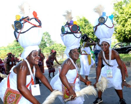 Members of the Ondo State Cultural Troupe take part in the Opening Ceremony of the 2009 Abuja Carnival Festival held in Abuja, capital of Nigeria, on Nov. 21, 2009. (Xinhua/News Agency of Nigeria)