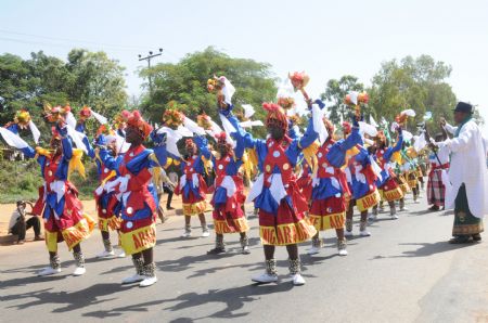 A contingent from Rivers State takes part in the Opening Ceremony of the 2009 Abuja Carnival Festival in Abuja, capital of Negeria, on Nov. 21, 2009. The 2009 Abuja Carnival is held in Abuja on Saturday. (Xinhua/News Agency of Nigeria)