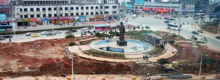 Photo taken on Nov. 21, 2009 shows the Lin Zexu Square under project of overall renovation, in the downtown of Fuzhou City, southeast China's Fujian Province. The renovation project starts recently to meet the need of the city's Subway No.1 construction, and is set to remove the landmark bronze statue of Lin Zexu, which stands at 7.75 meters and weighs 7.3 tons. Lin Zexu (1785--1850), a historical hero of China who fought against opium smuggling and foreign invasion during the Qing Dynasty over 150 years ago, is a native of Fuzhou. (Xinhua/Zheng Shuai)