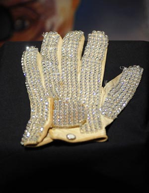 Michael Jackson's white jeweled glove, is on display at an auction preview in New York, November 17.(Xinhua/AFP Photo)