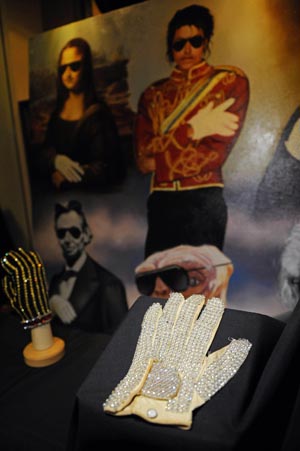 Michael Jackson's white jeweled glove, is on display at an auction preview in New York, November 17. The rhinestone-encrusted glove sold Saturday for 350,000 U.S. dollars at a frenzied auction in New York. (Xinhua/AFP Photo)