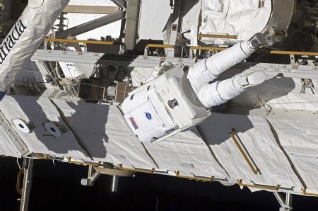 Astronaut Robert L. Satcher Jr. works outside the International Space Station as he participates in Space Shuttle Atlantis' first spacewalk of mission STS-129 as construction and maintenance continue on the International Space Station in this photo released by NASA and taken November 19, 2009.(Xinhua/Reuters Photo)