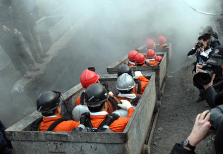 Rescuers get ready to go down into the pit to search for survivors at the site of the accident at the Xinxing Coal Mine in Hegang City, northeast China's Heilongjiang Province, on Nov. 22, 2009. [Xinhua]