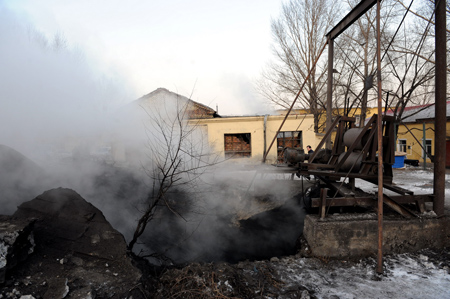 Heavy smoke rises from the entrance to the coal mine in Hegang City, northeast China's Heilongjiang Province, on Nov. 21, 2009. (Xinhua Photo)