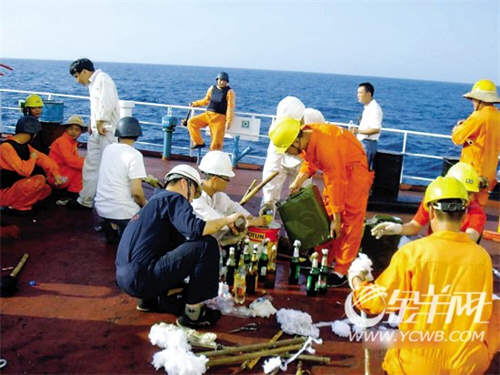 中国船员3次击退索马里海盗：枪口前掀掉其铁梯