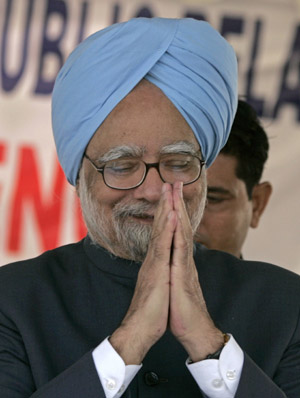 India's Prime Minister Manmohan Singh greets the members of the media at the end of his news conference in Srinagar October 29, 2009.