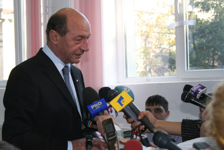 Exit polls gave incumbent President Traian Basescu a narrow lead in Romania's presidential elections on Sunday with 32.8 percent of the vote, against 31.7 percent for his main opponent, Mircea Geoana of Social Democrats.