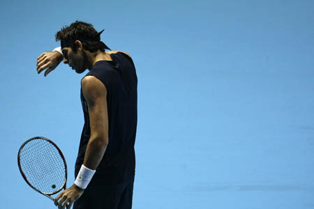 Juan Martin Del Potro of Argentina reacts during his ATP World Tour Finals first round tennis match against Andy Murray of Britain in London November 22, 2009.(Xinhua/Reuters Photo) 