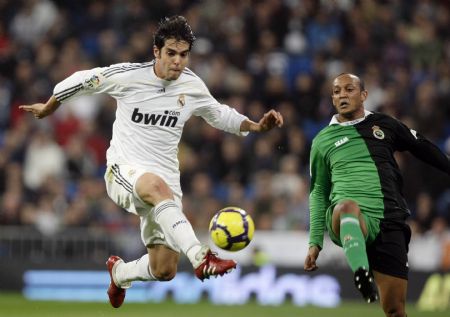 Real Madrid's Kaka (L) fights for the ball with Racing Santander's Nasief Morris during their Spanish First Division soccer match at Santiago Bernabeu stadium in Madrid November 21, 2009.(Xinhua/Reuters Photo) 