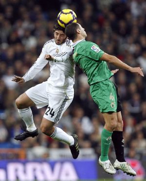 Real Madrid's Esteban Granero (L) fights for the ball with Racing Santander's Mehdi Lacen during their Spanish First Division soccer match at Santiago Bernabeu stadium in Madrid November 21, 2009.(Xinhua/Reuters Photo) 