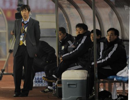 China's coach Gao Hongbo (L) reacts during a qualification match against Lebanon of Group D for the Asian Cup football in Hangzhou, east China's Zhejiang Province, Nov. 22, 2009. China won the match 1-0. (Xinhua/Xu Yu) 