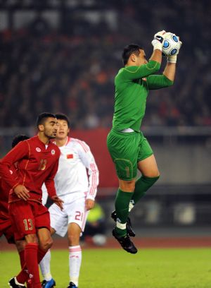 Lary Mehanna, goalie of Lebanon saves the ball against China during a qualification match of Group D for the Asian Cup football in Hangzhou, east China's Zhejiang Province, Nov. 22, 2009. (Xinhua/Guo Yong)