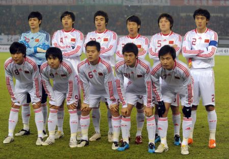 China's players pose for photos before a qualification match against Lebanon of Group D for the Asian Cup football in Hangzhou, east China's Zhejiang Province, Nov. 22, 2009. China won the match 1-0. (Xinhua/Xu Yu) 