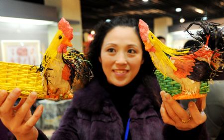 A stuff member shows wicker craftwork at 2009 Lianyungang Culture Expo in Lianyungang, a city of east China's Jiangsu Province, Nov. 22, 2009. The two-day expo opened here on Sunday with more than 120 exhibitors attending. (Xinhua/Wang Chun) 