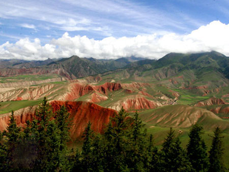 Photo shows a view of the Mt. Zhuoer in Babao town, Qilian county, Haibei Tibetan Autonomous Prefecture, Qinghai Province. (Photo: Global Times) 