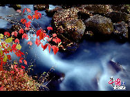 Sanjiaolong Bay is the most beautiful bay in Long Bay group.67km away from Chaoyang town in Huinan County, Jilin province. Sanjiaolong Bay is 687 meters high. Crater wall is 50 to 130 meters high, the lake coverage is 42.6 hectare and the deepest point is 86 meters. There are 18 scenic spots in Sanjiaolong Bay, in which 12 are natural scenic spots. Sanjiaolong Bay possesses graceful mountains and precipitous cliffs, marvelous stones and pleasant waters.[Photo by Yu Wenbin]