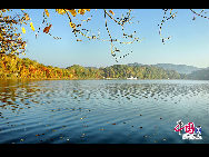 Sanjiaolong Bay is the most beautiful bay in Long Bay group.67km away from Chaoyang town in Huinan County, Jilin province. Sanjiaolong Bay is 687 meters high. Crater wall is 50 to 130 meters high, the lake coverage is 42.6 hectare and the deepest point is 86 meters. There are 18 scenic spots in Sanjiaolong Bay, in which 12 are natural scenic spots. Sanjiaolong Bay possesses graceful mountains and precipitous cliffs, marvelous stones and pleasant waters.[Photo by Yu Wenbin]
