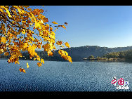 Sanjiaolong Bay is the most beautiful bay in Long Bay group.67km away from Chaoyang town in Huinan County, Jilin province. Sanjiaolong Bay is 687 meters high. Crater wall is 50 to 130 meters high, the lake coverage is 42.6 hectare and the deepest point is 86 meters. There are 18 scenic spots in Sanjiaolong Bay, in which 12 are natural scenic spots. Sanjiaolong Bay possesses graceful mountains and precipitous cliffs, marvelous stones and pleasant waters.[Photo by Yu Wenbin]
