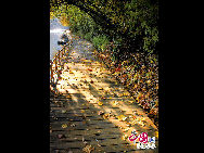 Sanjiaolong Bay is the most beautiful bay in Long Bay group.67km away from Chaoyang town in Huinan County, Jilin province. Sanjiaolong Bay is 687 meters high. Crater wall is 50 to 130 meters high, the lake coverage is 42.6 hectare and the deepest point is 86 meters. There are 18 scenic spots in Sanjiaolong Bay, in which 12 are natural scenic spots. Sanjiaolong Bay possesses graceful mountains and precipitous cliffs, marvelous stones and pleasant waters.[Photo by Yu Wenbin]