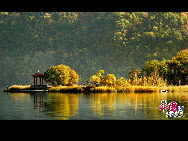 Sanjiaolong Bay is the most beautiful bay in Long Bay group.67km away from Chaoyang town in Huinan County, Jilin province. Sanjiaolong Bay is 687 meters high. Crater wall is 50 to 130 meters high, the lake coverage is 42.6 hectare and the deepest point is 86 meters. There are 18 scenic spots in Sanjiaolong Bay, in which 12 are natural scenic spots. Sanjiaolong Bay possesses graceful mountains and precipitous cliffs, marvelous stones and pleasant waters.[Photo by Yu Wenbin]