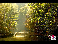 Sanjiaolong Bay is the most beautiful bay in Long Bay group.67km away from Chaoyang town in Huinan County, Jilin province. Sanjiaolong Bay is 687 meters high. Crater wall is 50 to 130 meters high, the lake coverage is 42.6 hectare and the deepest point is 86 meters. There are 18 scenic spots in Sanjiaolong Bay, in which 12 are natural scenic spots. Sanjiaolong Bay possesses graceful mountains and precipitous cliffs, marvelous stones and pleasant waters.[Photo by Yu Wenbin]