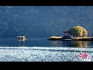 Sanjiaolong Bay is the most beautiful bay in Long Bay group.67km away from Chaoyang town in Huinan County, Jilin province. Sanjiaolong Bay is 687 meters high. Crater wall is 50 to 130 meters high, the lake coverage is 42.6 hectare and the deepest point is 86 meters. There are 18 scenic spots in Sanjiaolong Bay, in which 12 are natural scenic spots. Sanjiaolong Bay possesses graceful mountains and precipitous cliffs, marvelous stones and pleasant waters.[Photo by Yu Wenbin]