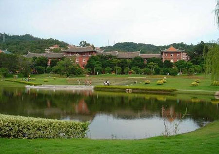 Xiamen University in the south of Xiamen Island, Fujian Province is famous for its scenic campus. Located at the foot of mountains and facing the ocean, the campus is covered with green grass and flowers. It helps students relax with the picturesque scenery and parks. [Globaltimes.cn]
